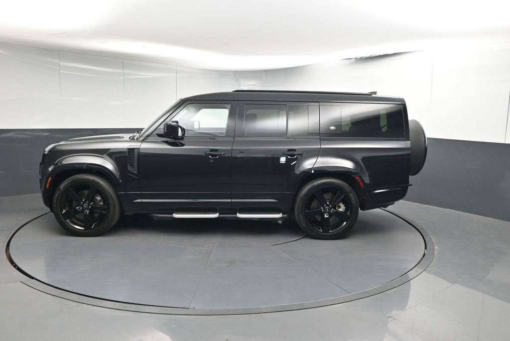 Used 2023 Land Rover Defender 130 X-Dynamic SE image 2