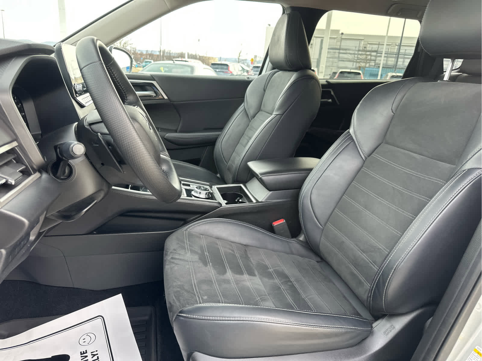 Used 2024 Mitsubishi Outlander SE image 18