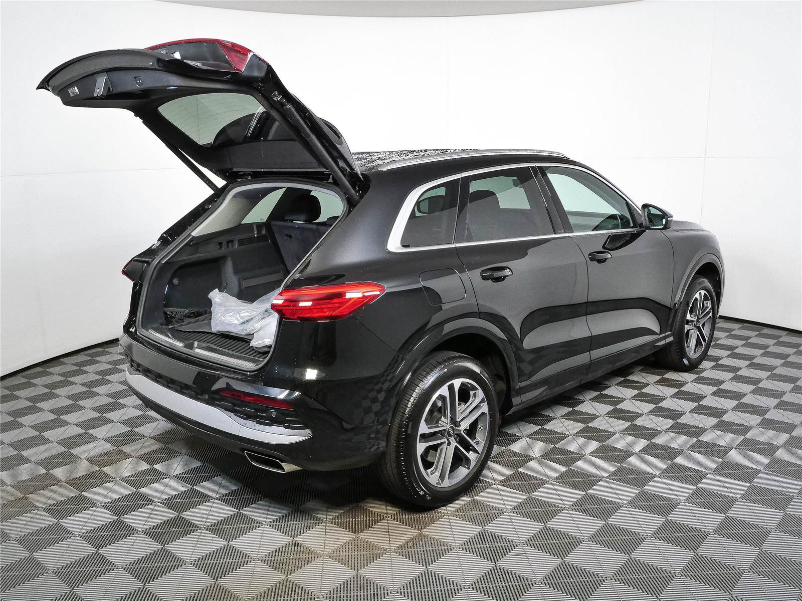 Used 2025 Audi Q5 Premium w/ Convenience Package AWD/4WD image 27