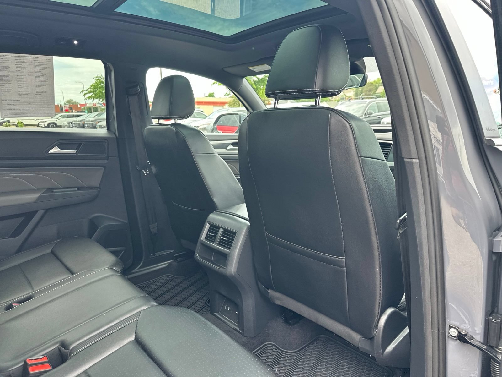Certified 2022 Volkswagen Atlas Cross Sport SEL R-Line AWD/4WD image 37