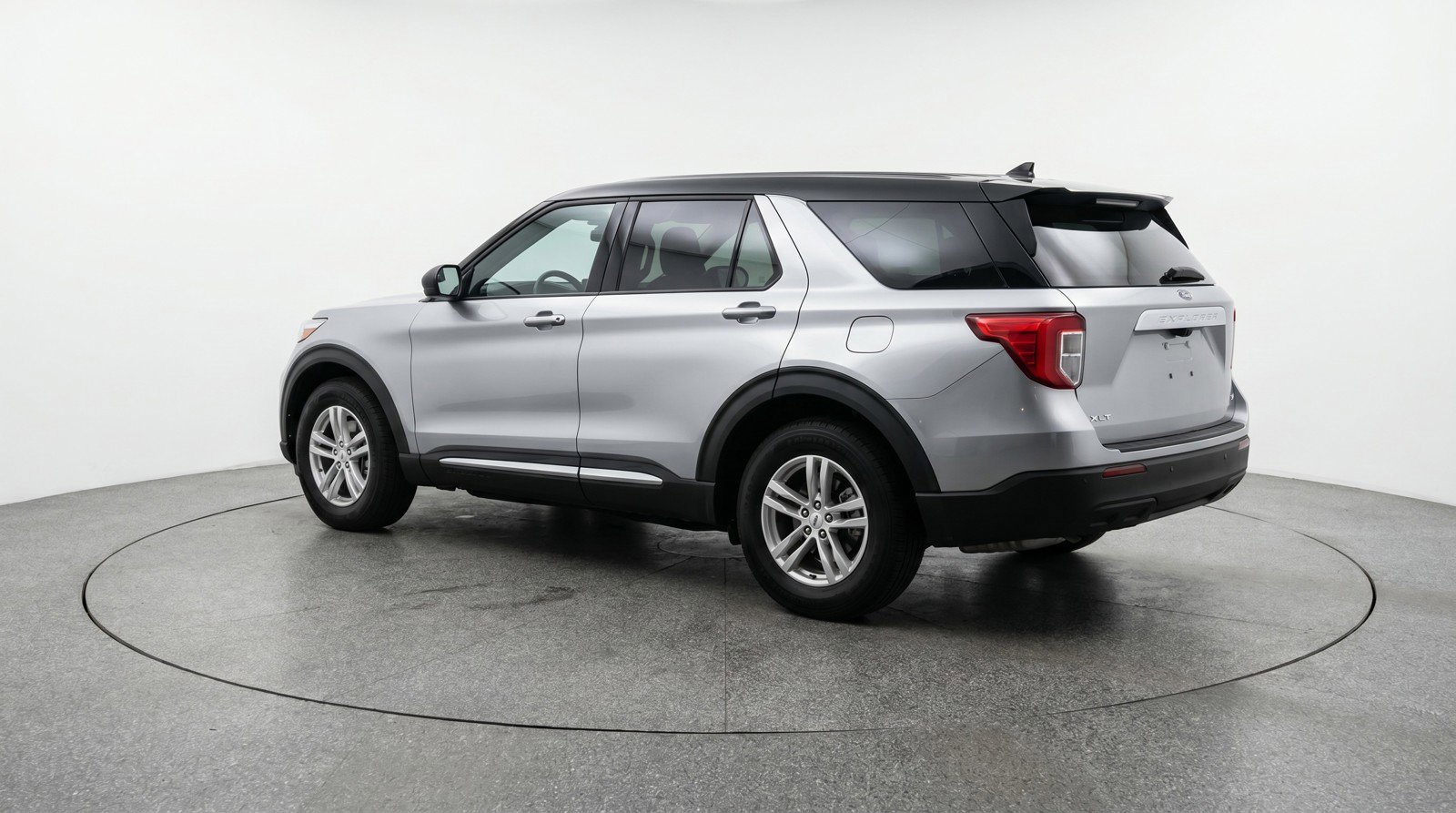 Used 2024 Ford Explorer XLT w/ Equipment Group 202A RWD image 6