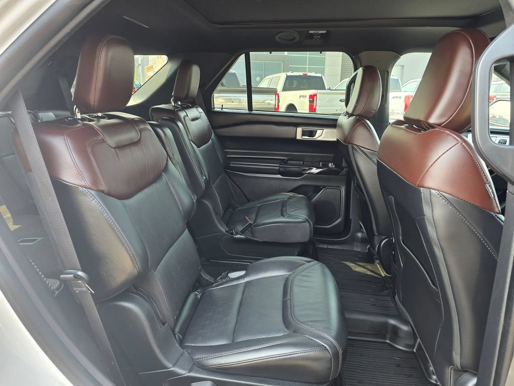 Used 2022 Ford Explorer Platinum w/ Equipment Group 601A AWD/4WD image 14