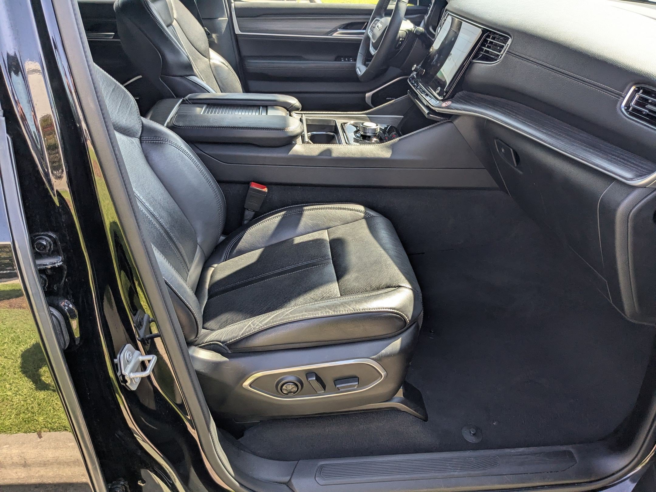 Used 2024 Jeep Wagoneer L Series II RWD image 32