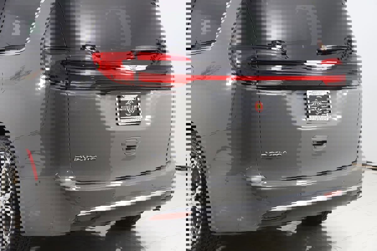 Used 2024 Chrysler Pacifica Pinnacle image 28