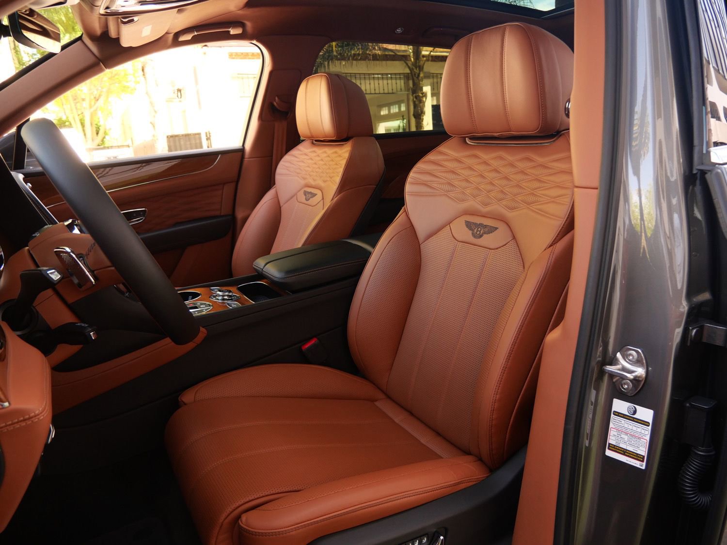 Used 2023 Bentley Bentayga Extended Wheelbase image 17