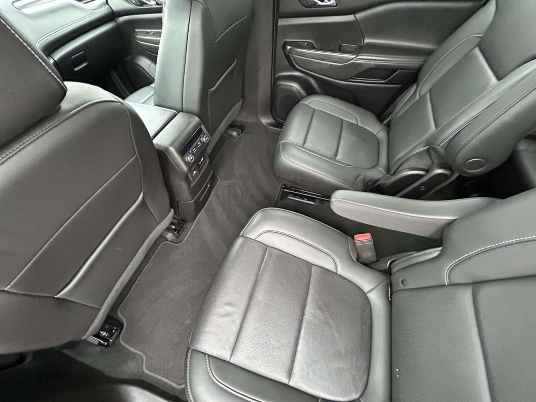 Used 2023 GMC Acadia SLT image 11