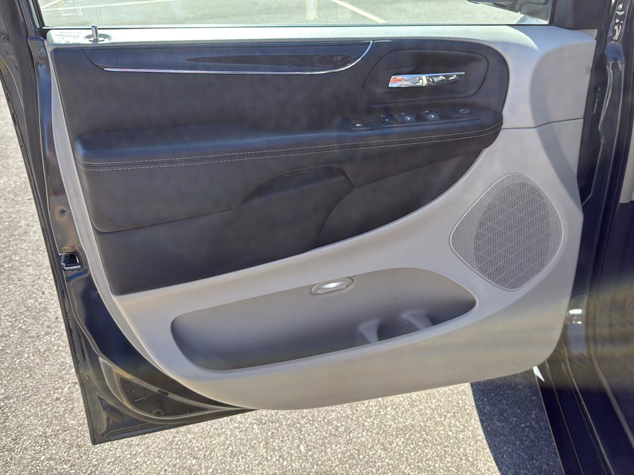 Used 2014 Chrysler Town & Country Touring-L FWD image 13