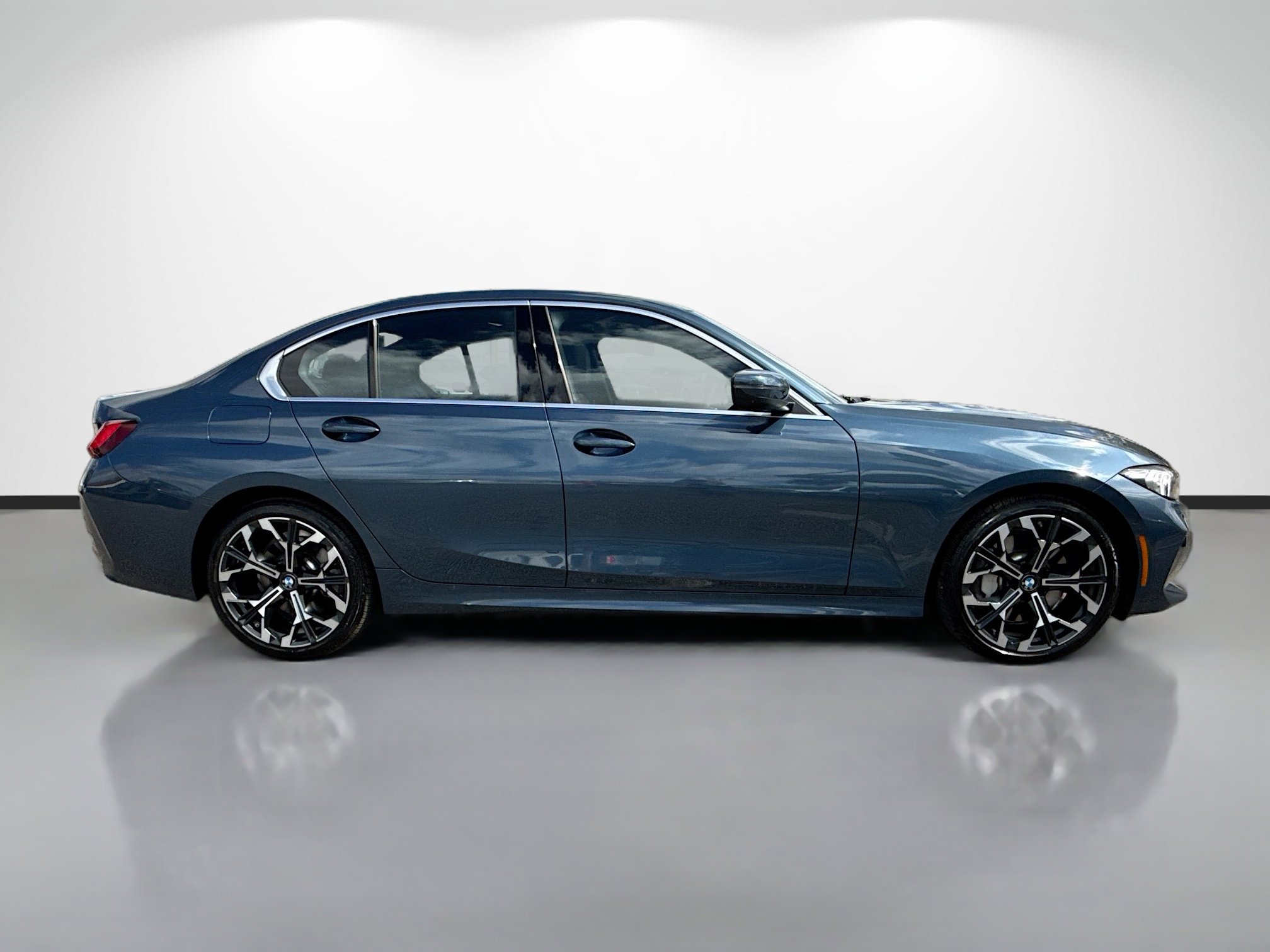 Used 2025 BMW 330i Sedan image 2