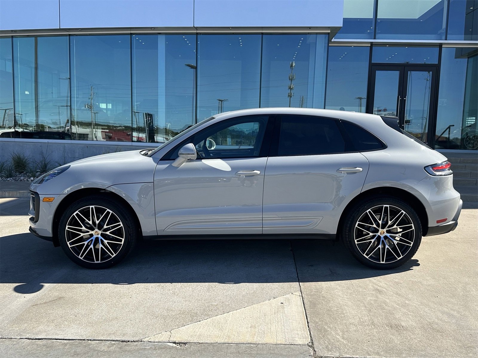 New 2026 Porsche Macan image 2