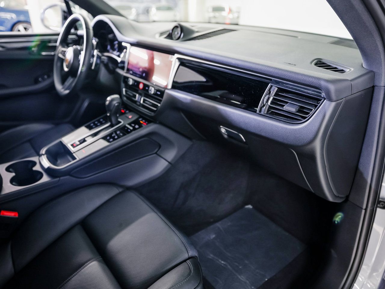 Certified 2025 Porsche Macan image 29