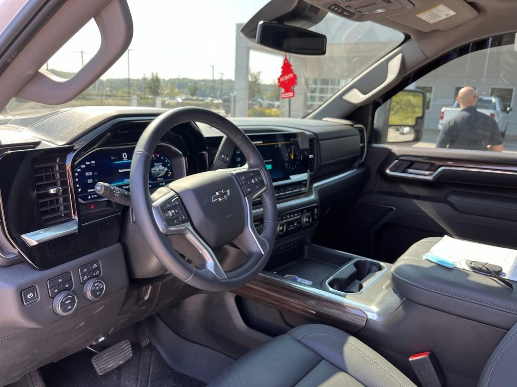 Used 2025 Chevrolet Silverado 3500 LT w/ Trail Boss Package AWD/4WD image 7