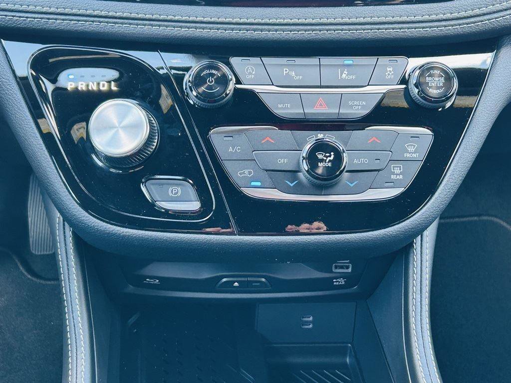 New 2026 Chrysler Pacifica Limited w/ Uconnect Theater Family Group image 30
