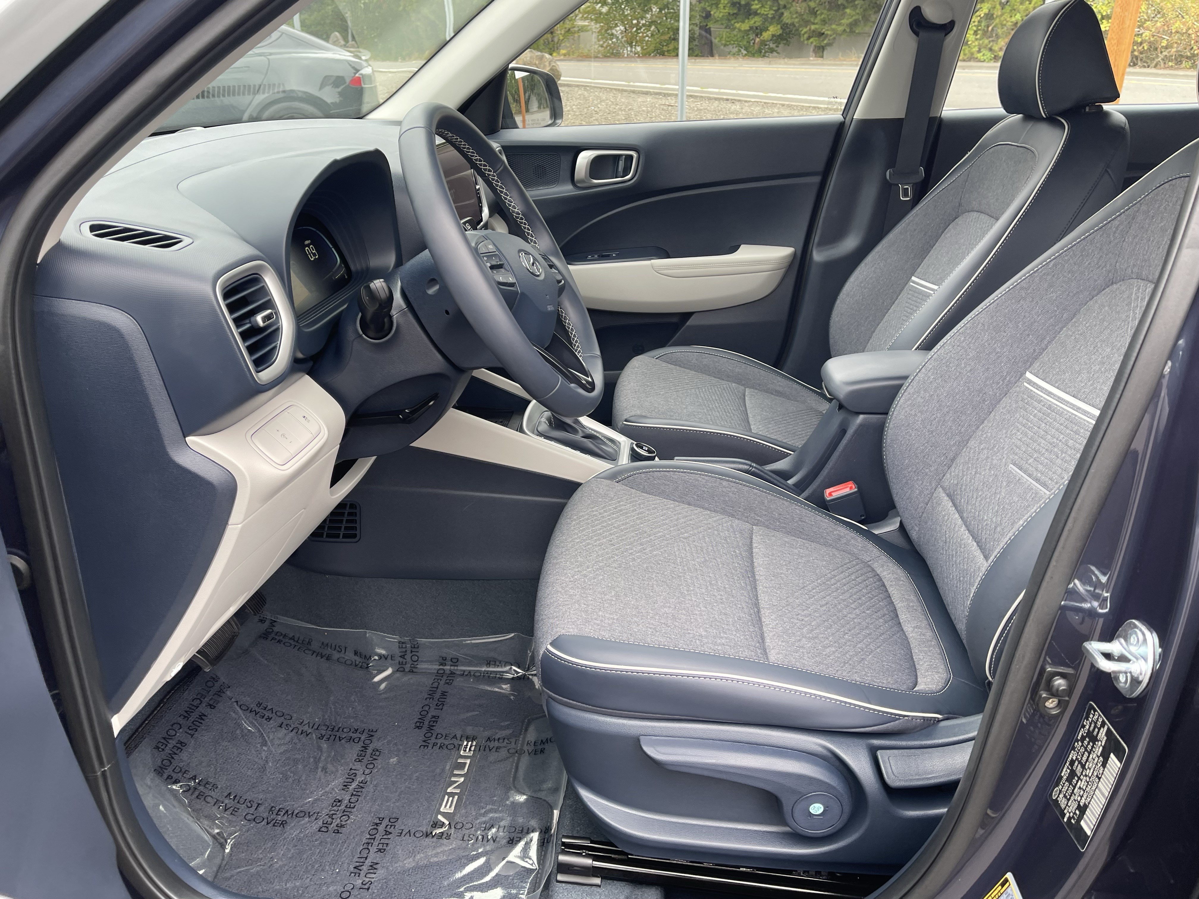 Certified 2025 Hyundai Venue Limited FWD image 11