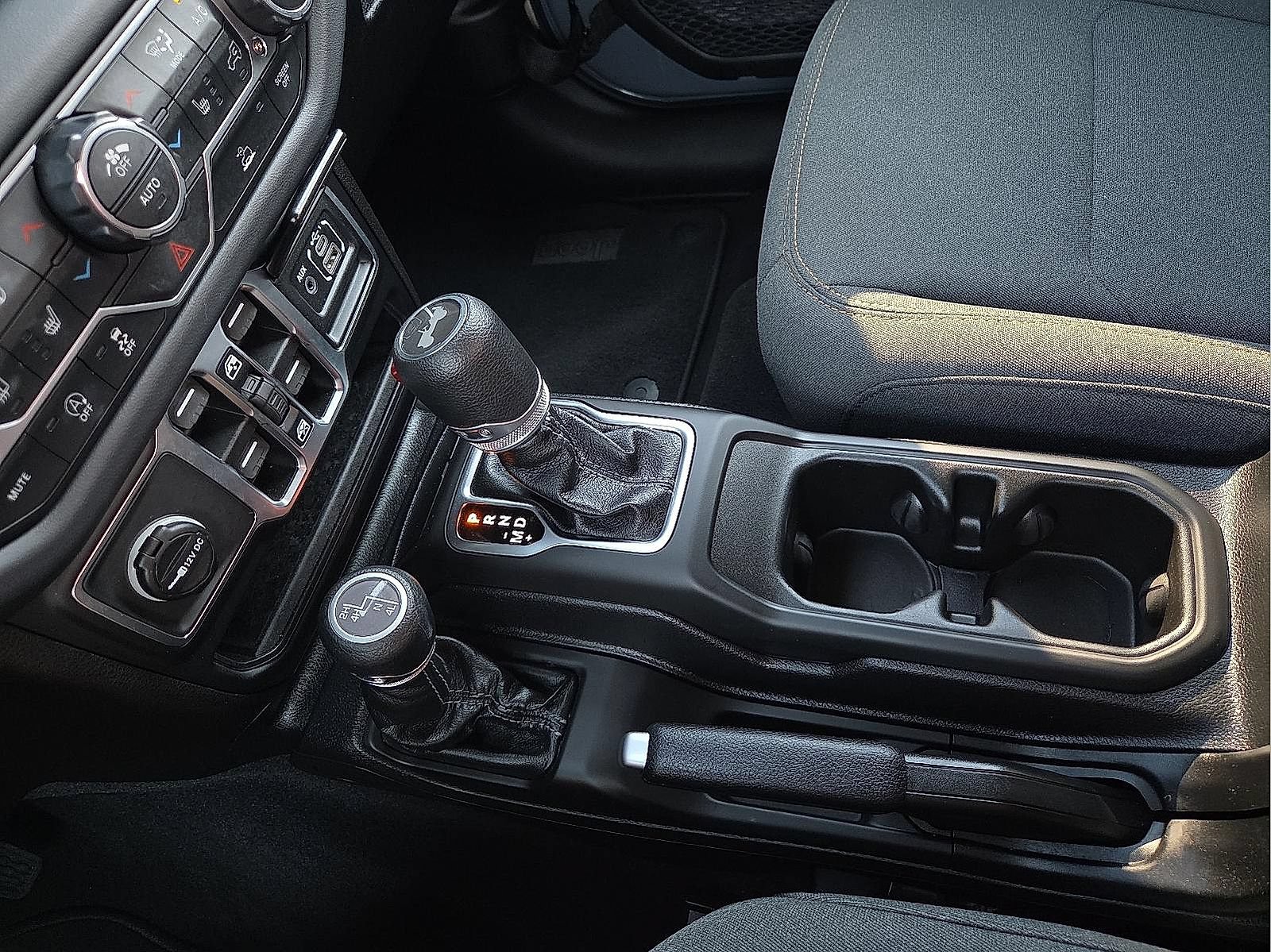 Used 2026 Jeep Wrangler Unlimited Sahara AWD/4WD image 25