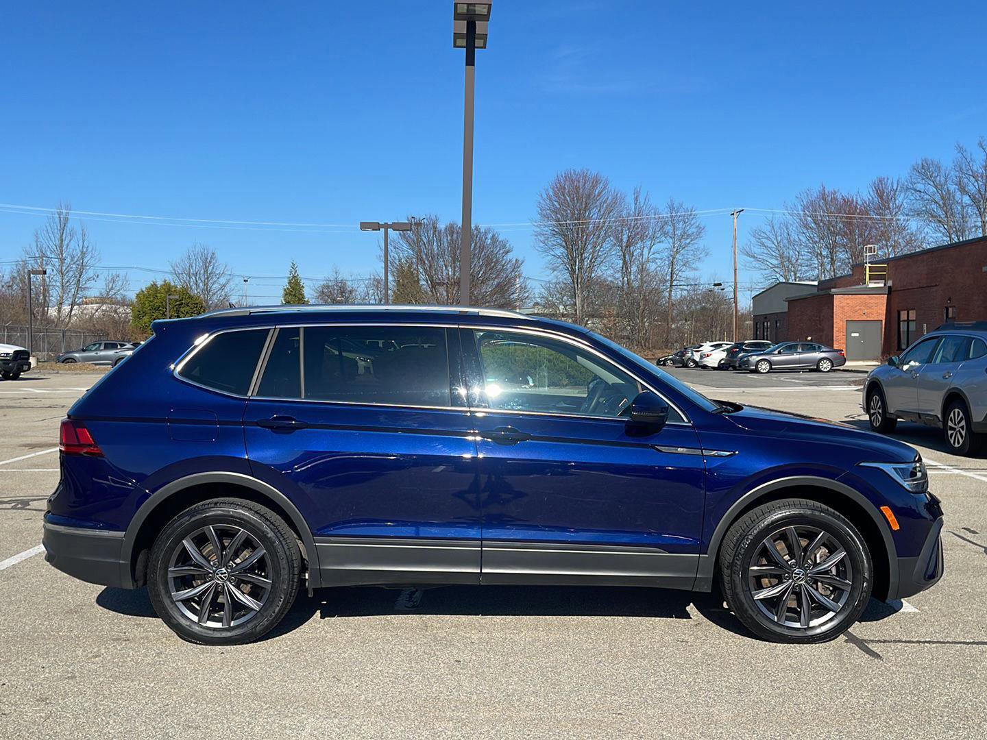 Used 2023 Volkswagen Tiguan SE w/ Panoramic Sunroof Package image 4