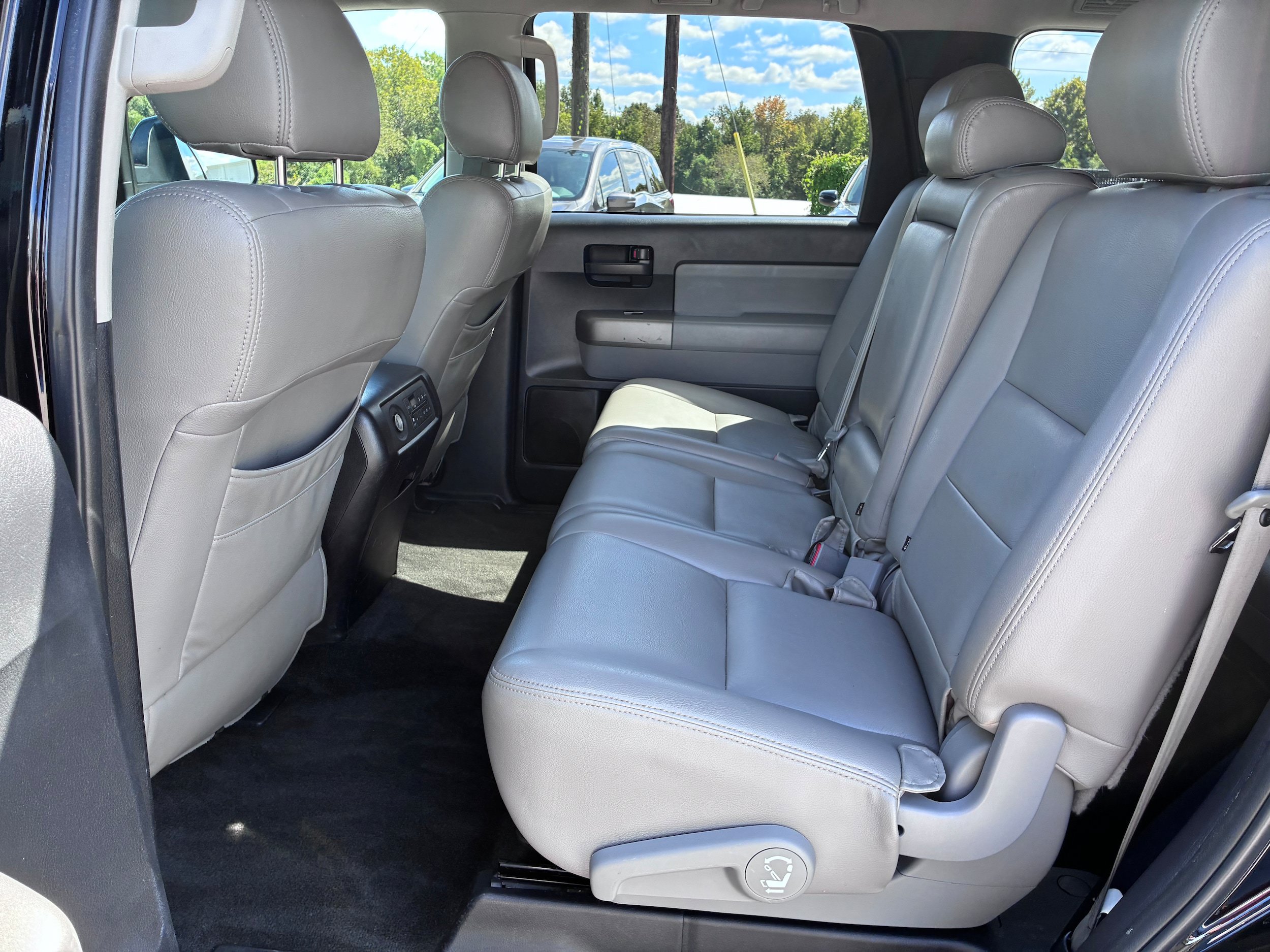 Used 2015 Toyota Sequoia SR5 AWD/4WD image 27