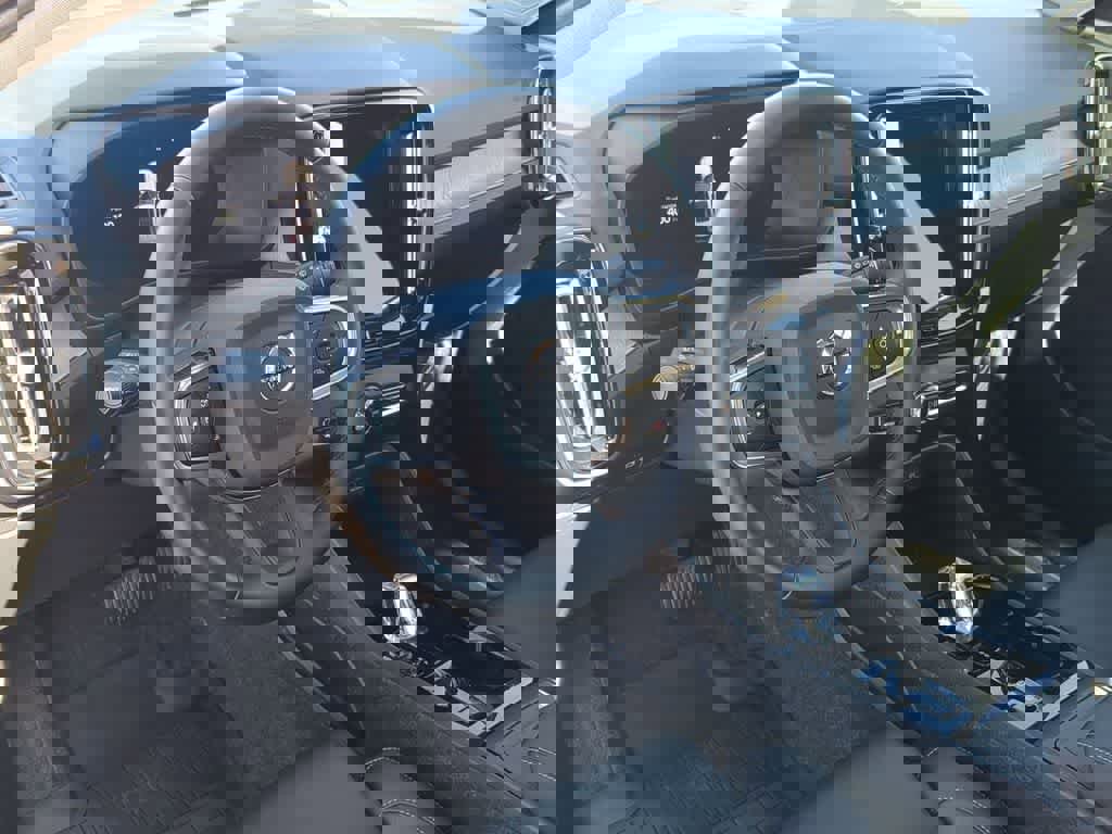 Used 2026 Volvo XC40 B5 Plus w/ Protection Package Premier image 2