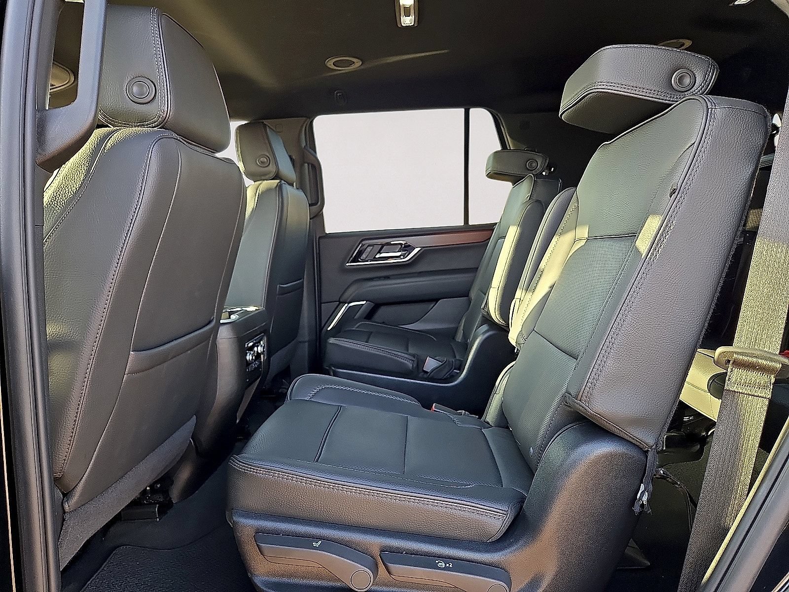 Used 2025 GMC Yukon Denali AWD/4WD image 16