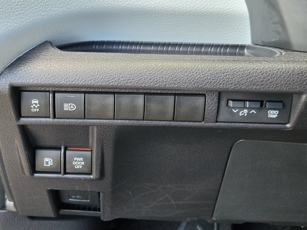 Used 2025 Toyota Sienna LE FWD image 25