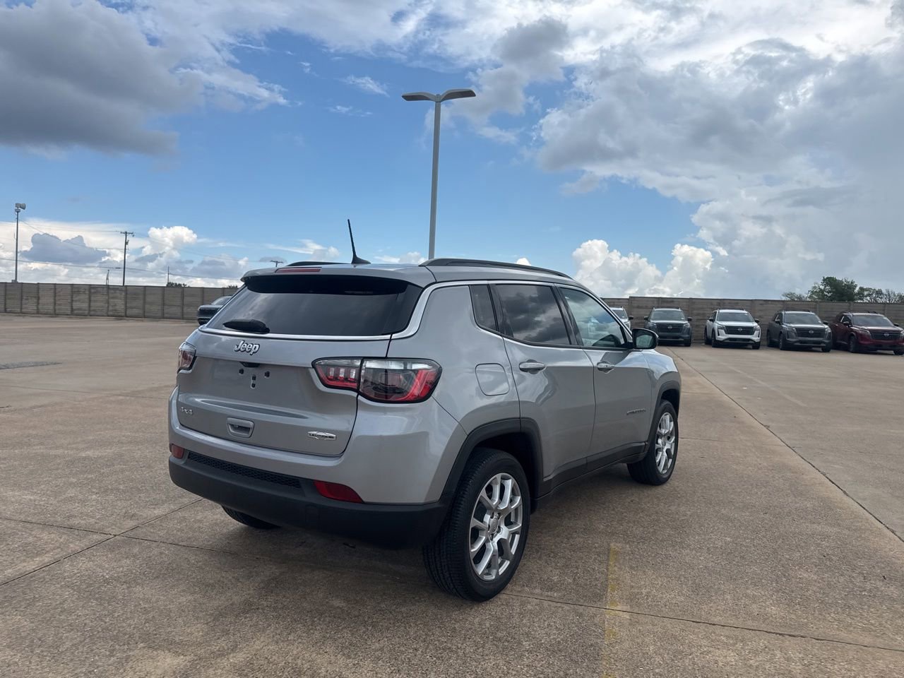 Used 2022 Jeep Compass Latitude AWD/4WD image 17