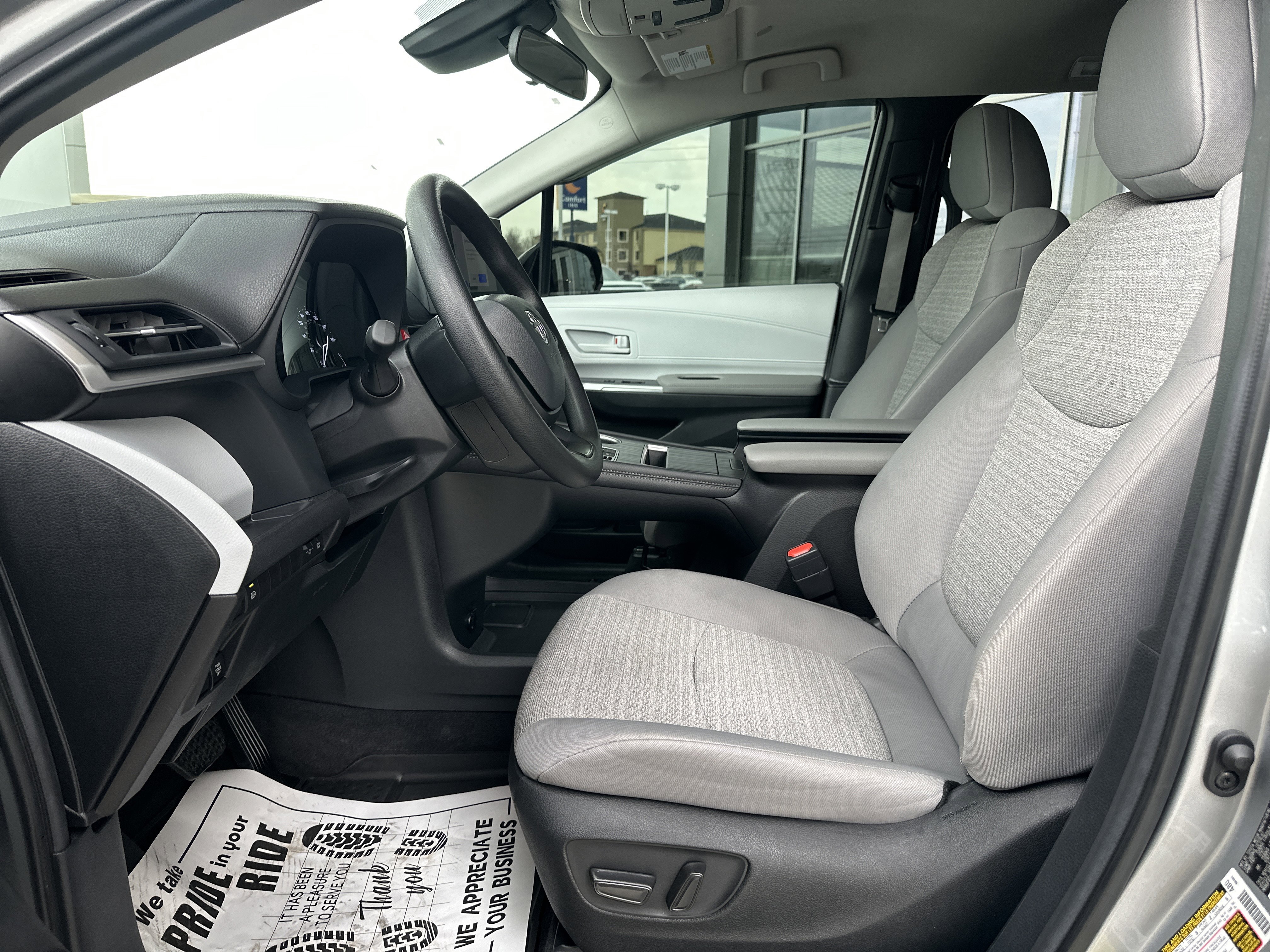 Used 2025 Toyota Sienna LE image 11