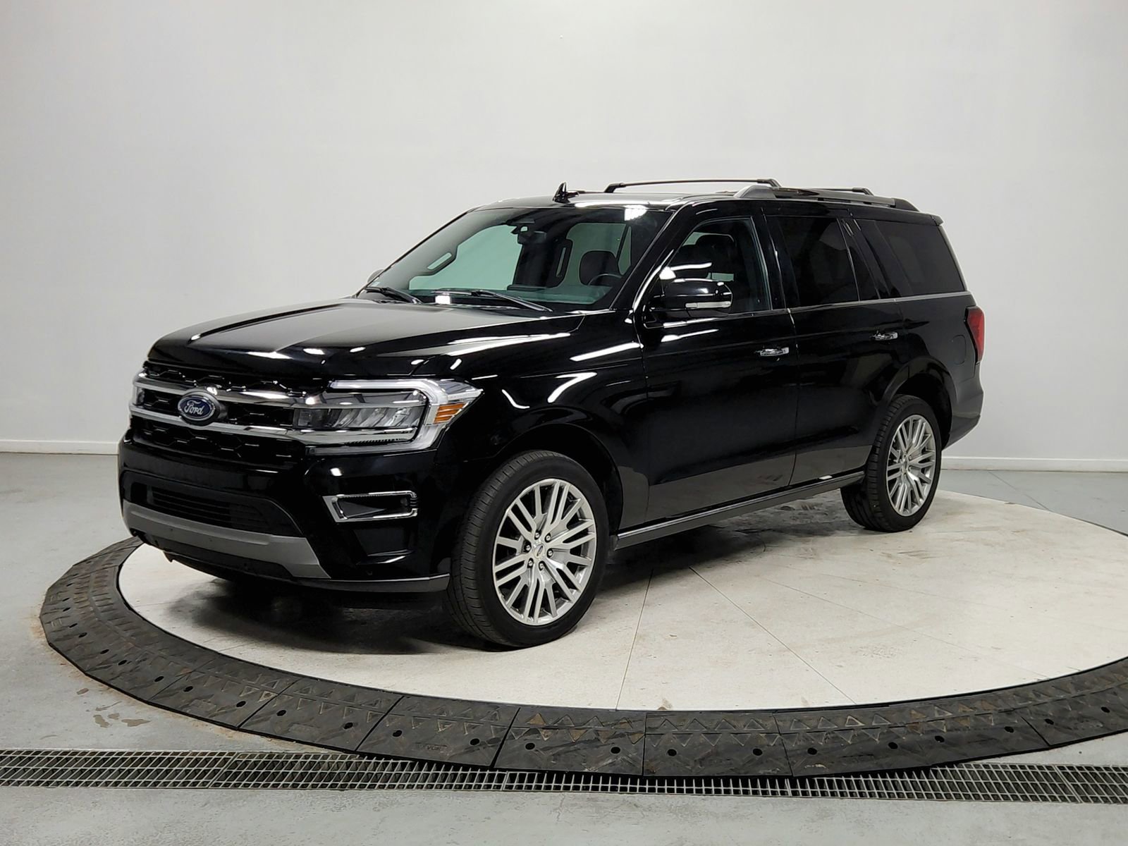 Used 2024 Ford Expedition Limited image 3