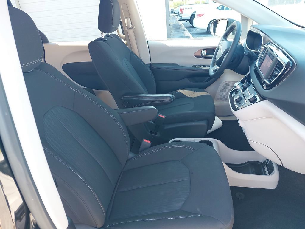 Used 2023 Chrysler Voyager LX image 10