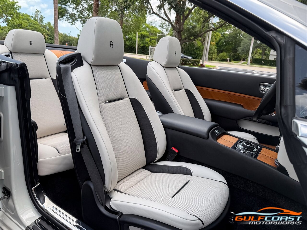 Used 2017 Rolls-Royce Dawn RWD image 37