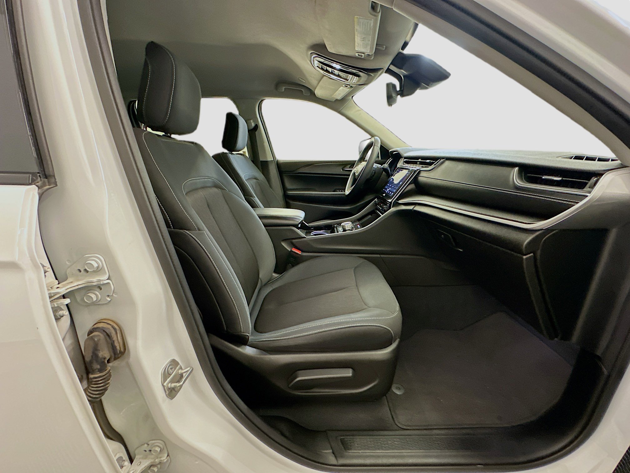 Used 2023 Jeep Grand Cherokee Laredo image 31