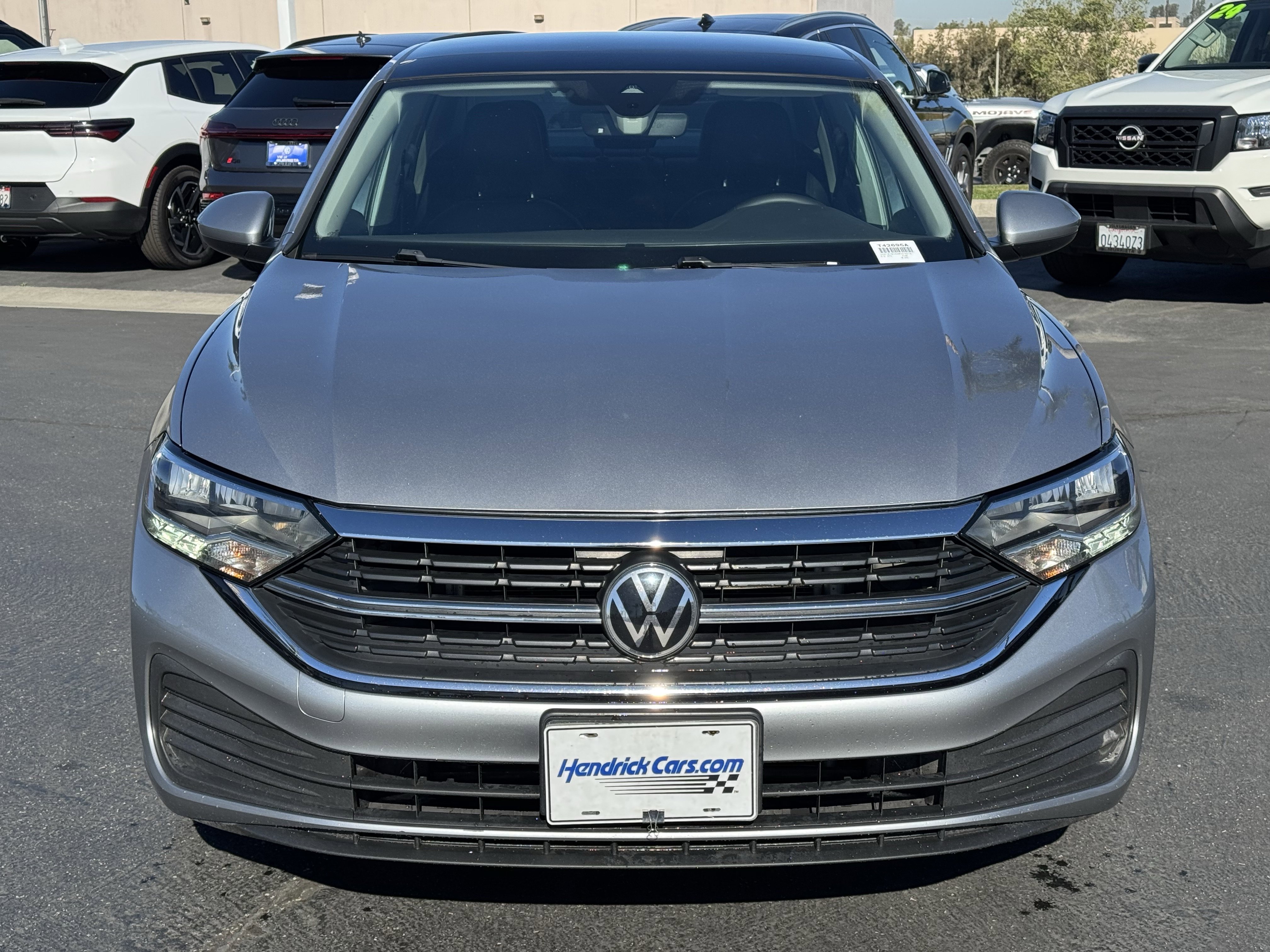 Used 2022 Volkswagen Jetta SE w/ Panoramic Sunroof Package FWD image 3