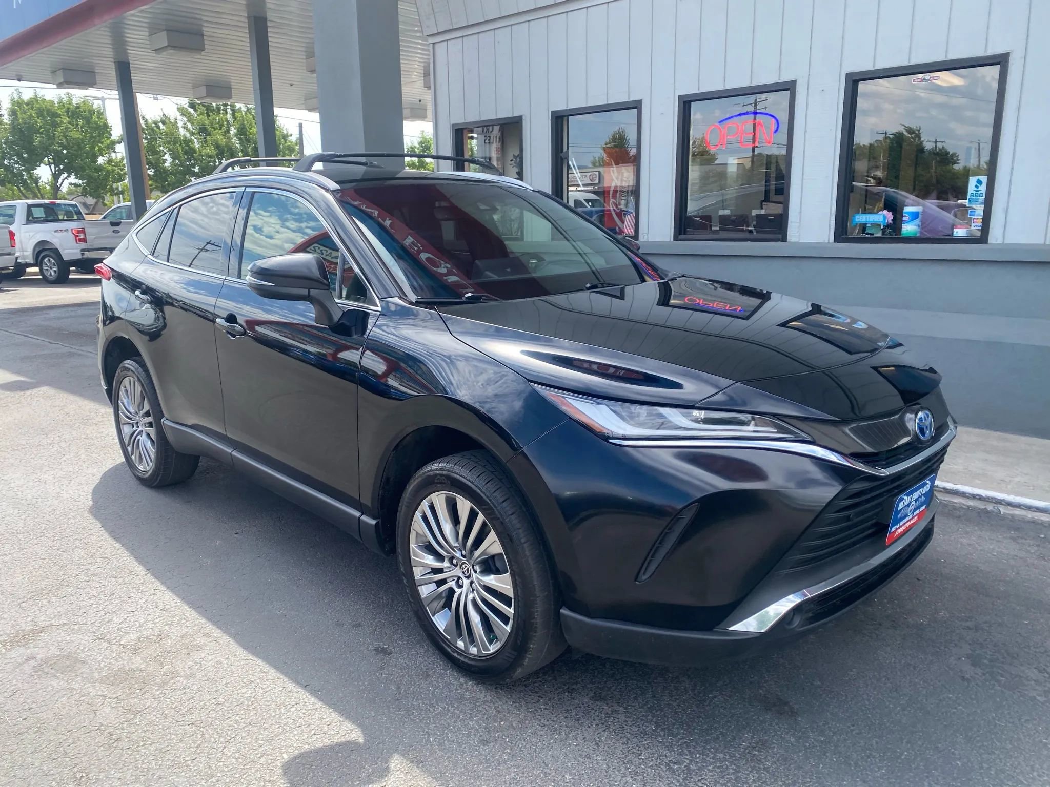 Used 2022 Toyota Venza XLE image 2