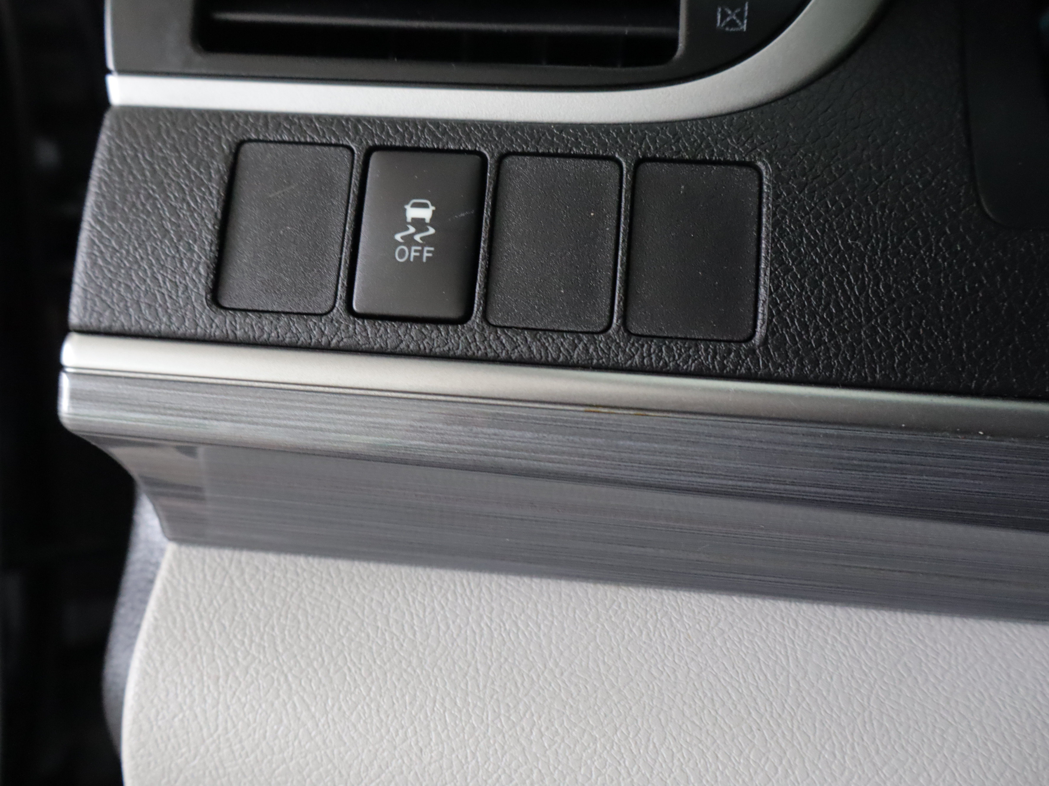 Used 2014 Toyota Camry XLE w/ Moonroof Package FWD image 18