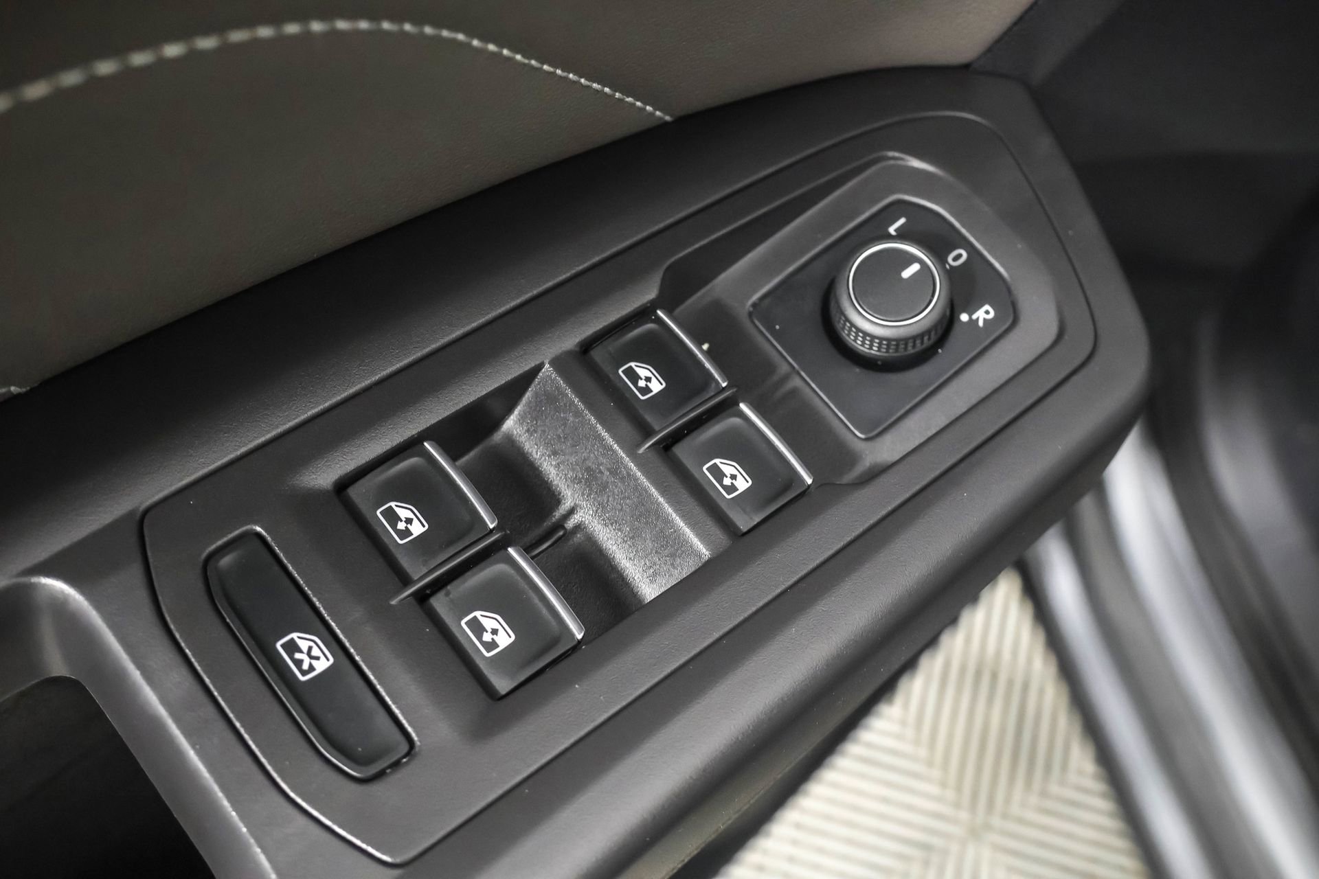 Used 2023 Volkswagen Atlas SE w/ Black Wheel Package image 34