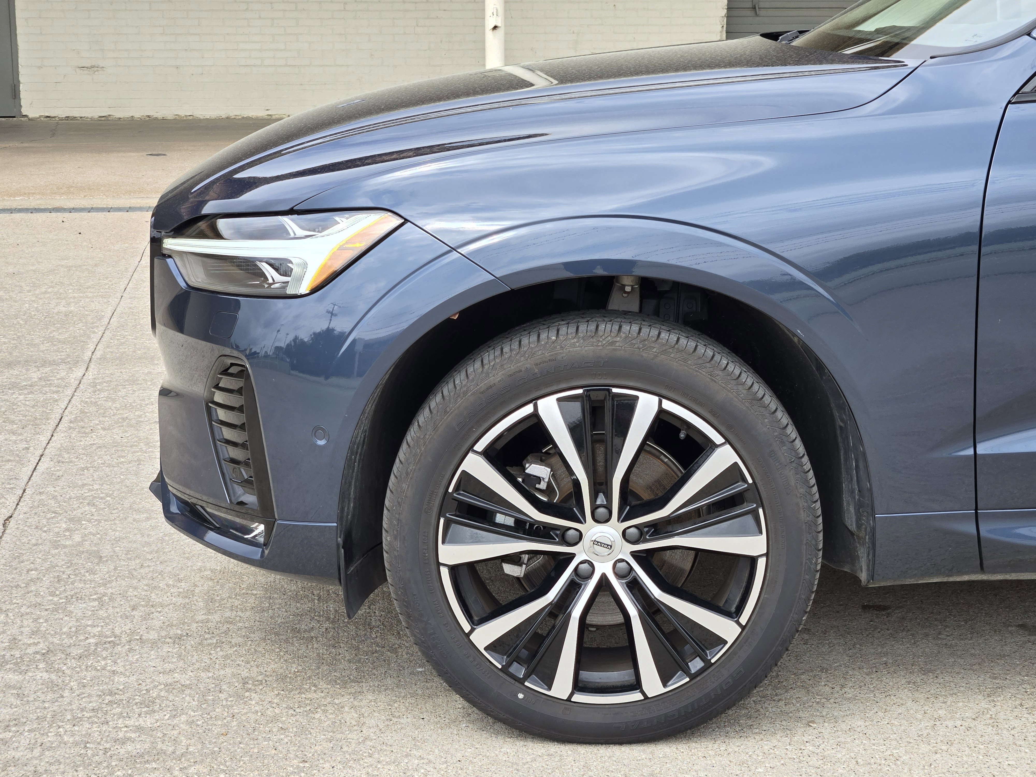 Used 2025 Volvo XC60 B5 Plus image 15