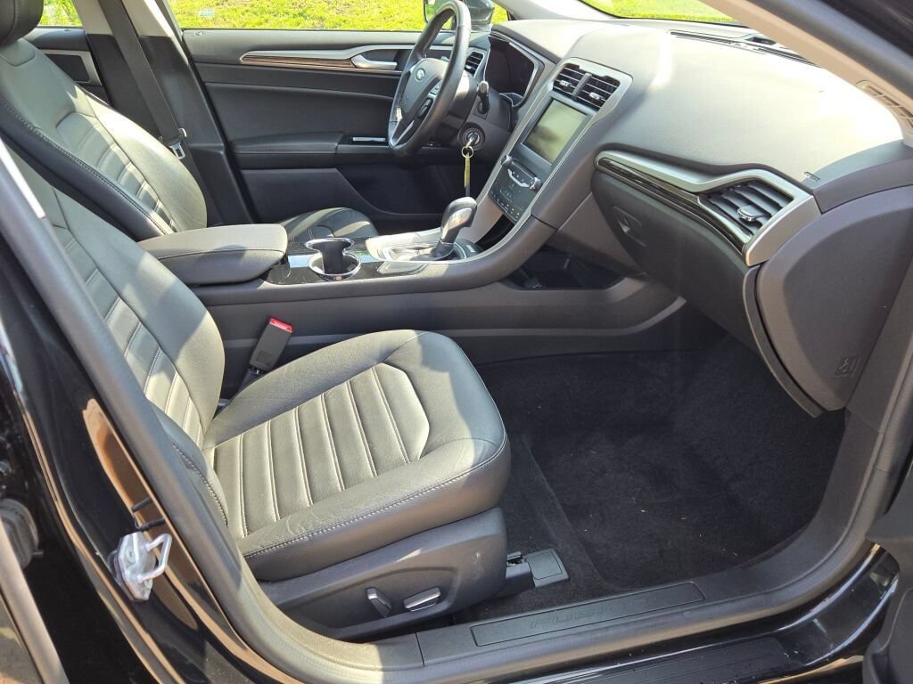 Used 2014 Ford Fusion SE w/ Equipment Group 202A FWD image 7