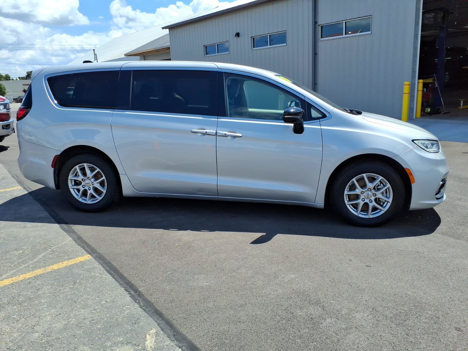 Used 2024 Chrysler Pacifica Touring-L FWD image 4