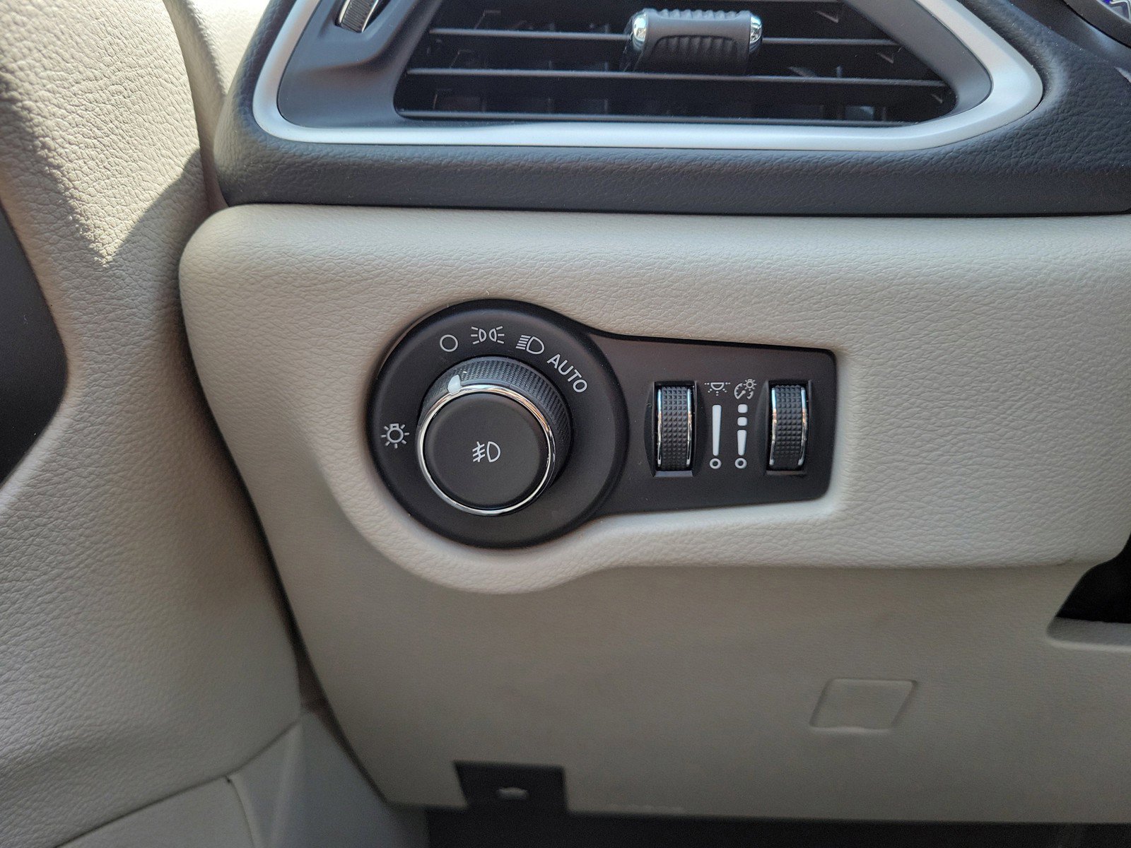 Used 2023 Chrysler Pacifica Touring-L FWD image 23