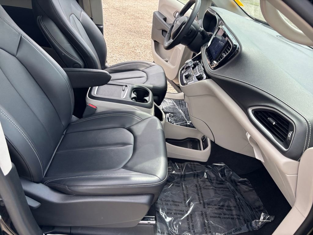 Used 2024 Chrysler Pacifica Touring-L FWD image 30