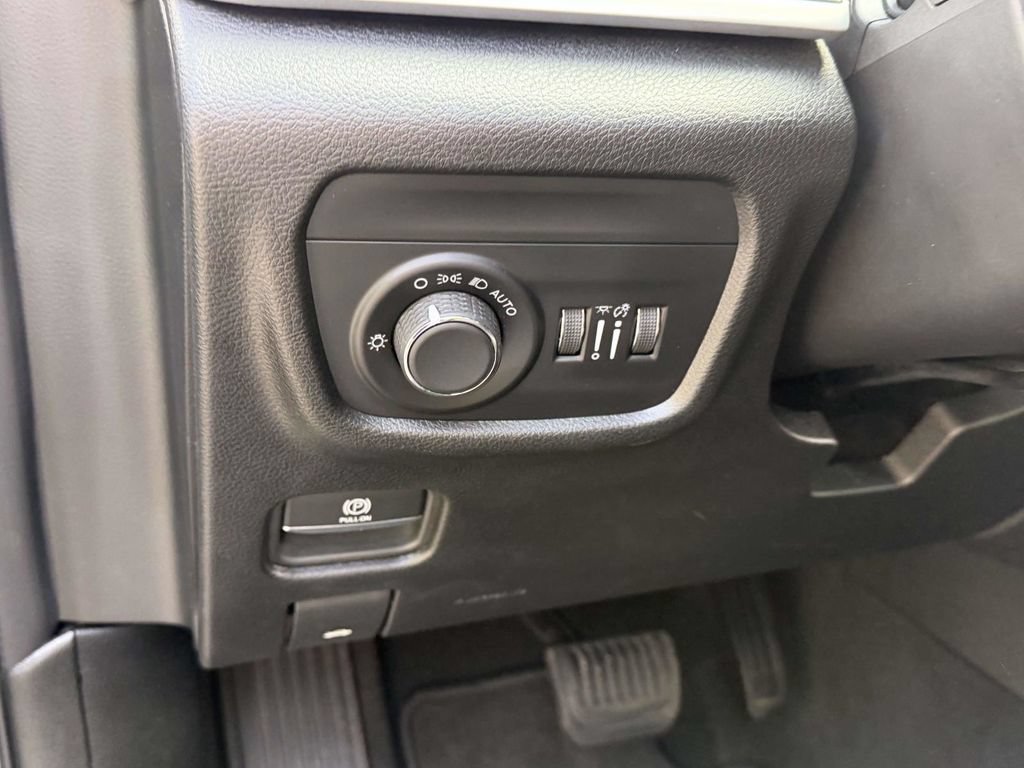 Certified 2025 Jeep Grand Cherokee Laredo AWD/4WD image 24