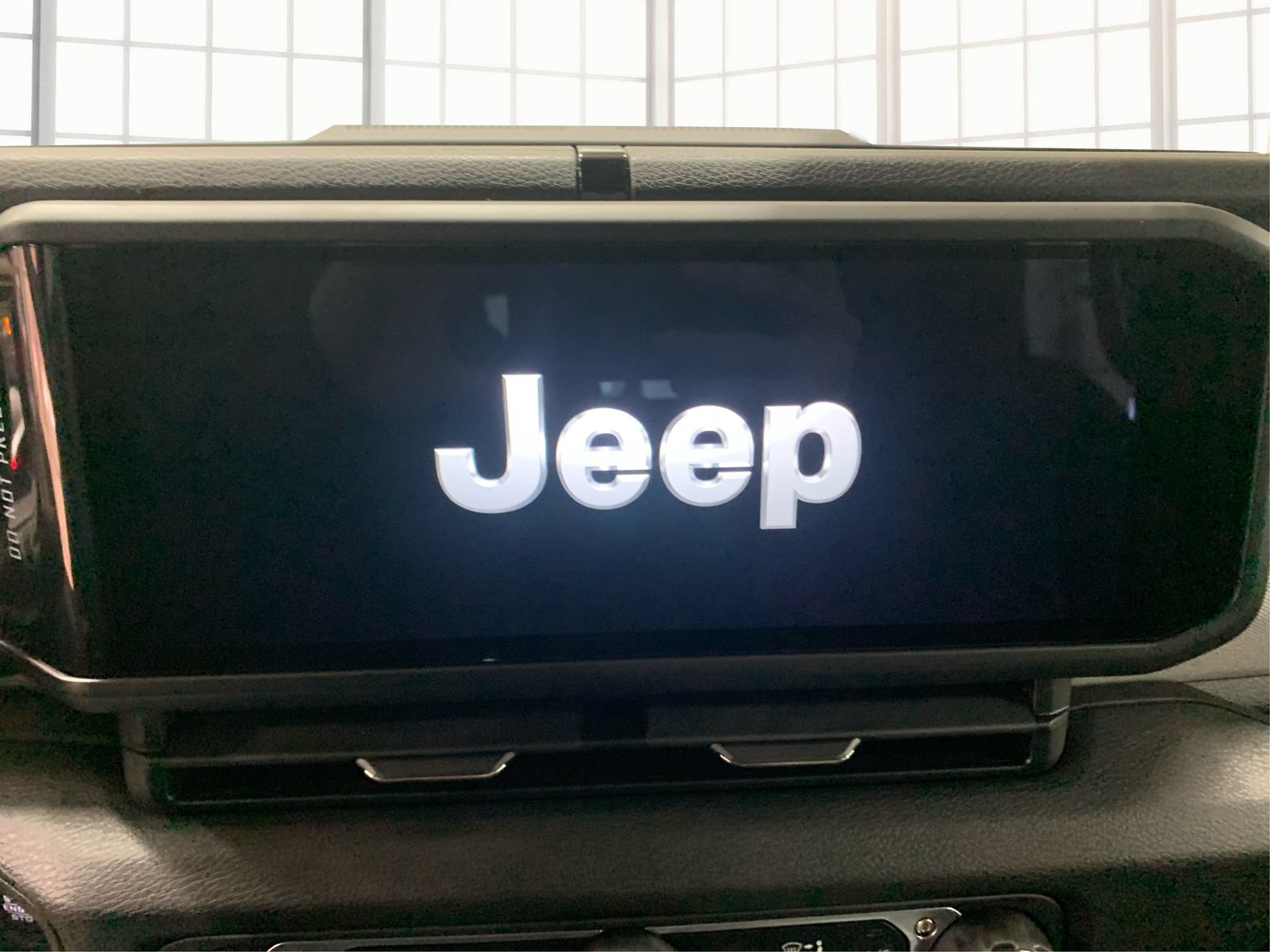 Used 2025 Jeep Gladiator Sport AWD/4WD image 13
