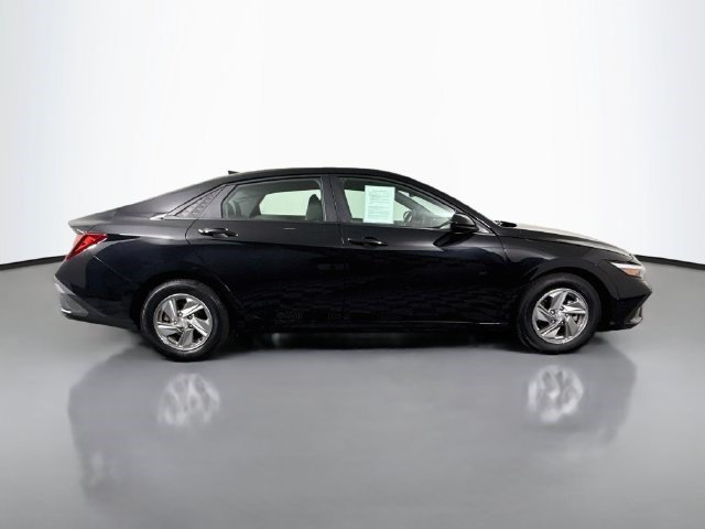 Used 2024 Hyundai Elantra SE FWD image 11