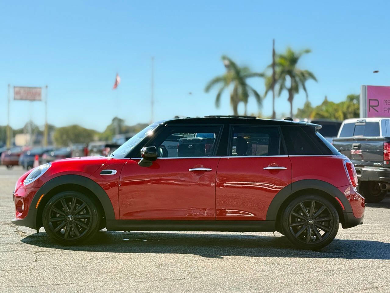 Used 2021 MINI Cooper 4-Door Hardtop image 4