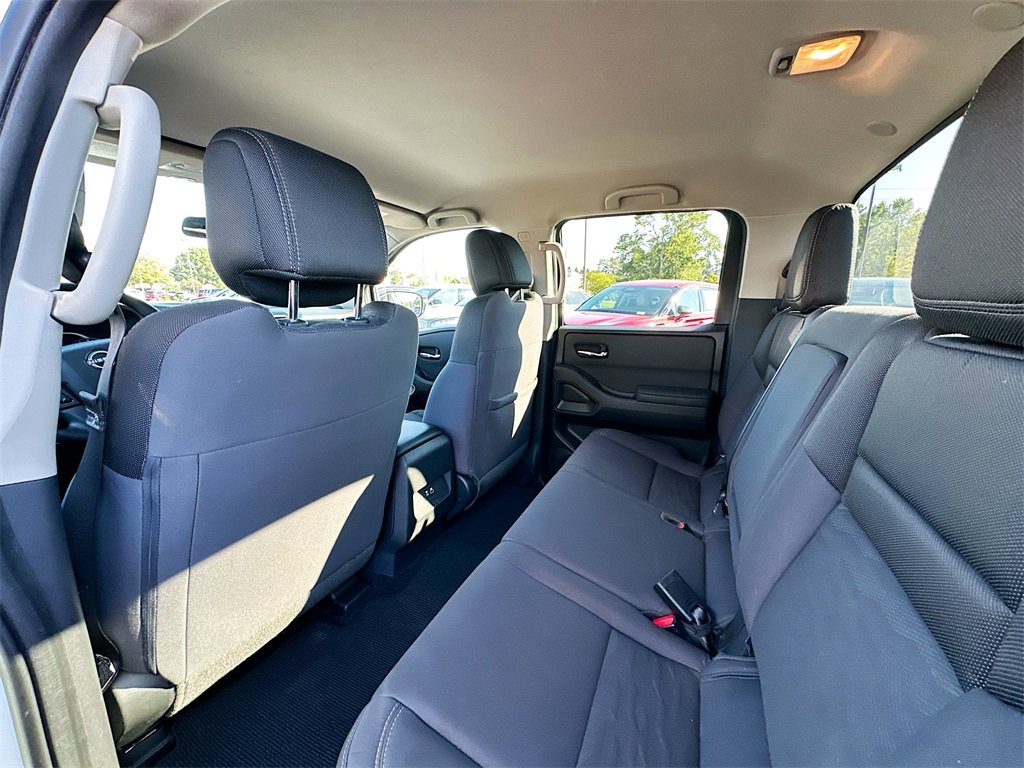 Used 2024 Nissan Frontier SV image 4