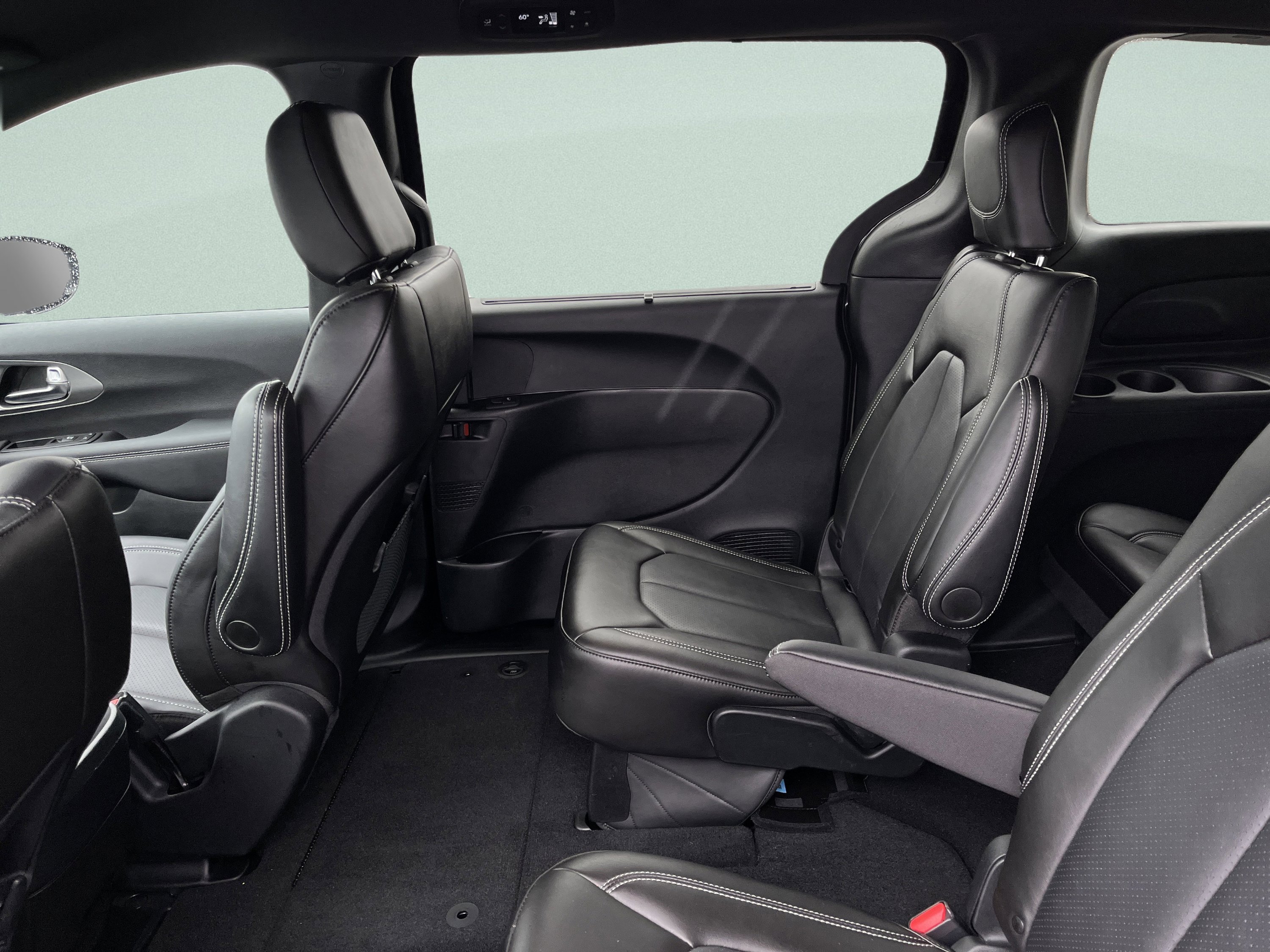 Used 2025 Chrysler Voyager LX image 21