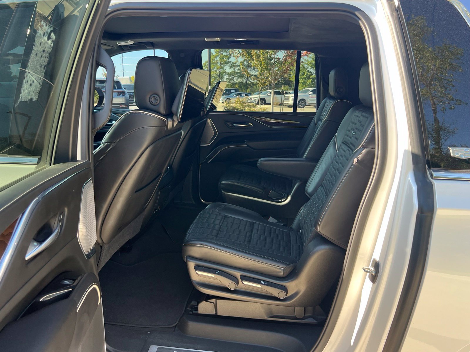 Used 2021 Cadillac Escalade ESV Premium Luxury Platinum AWD/4WD image 19
