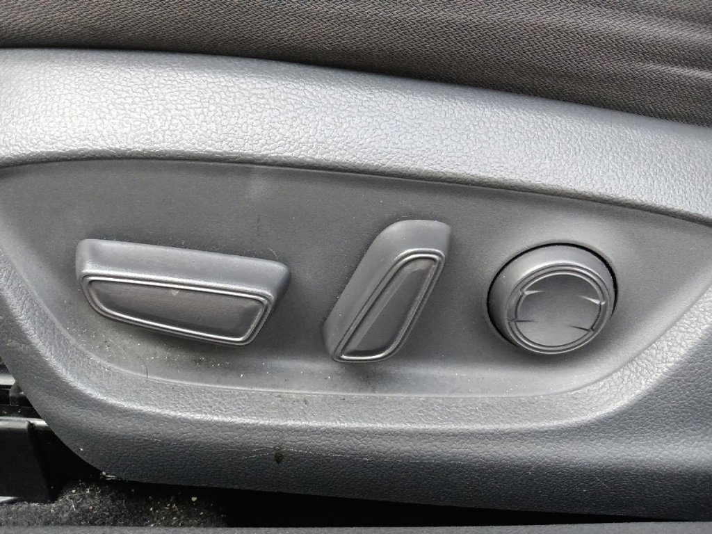 Used 2019 Toyota Camry LE w/ Phone Cable & Charge Package image 15