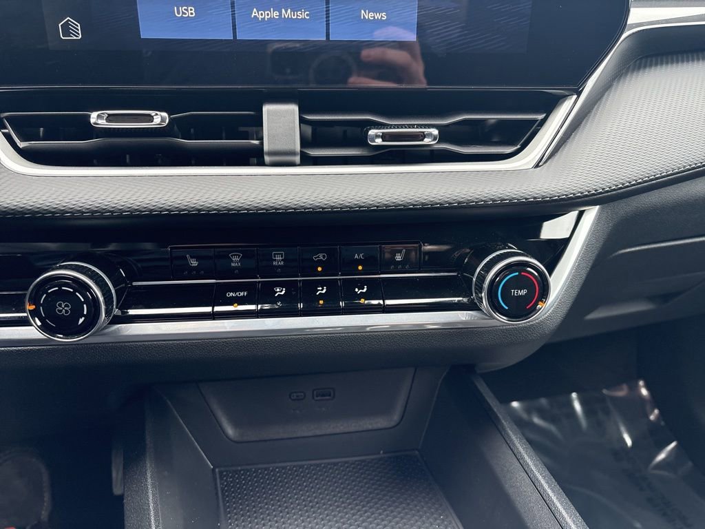 Used 2026 Chevrolet Equinox LT image 8