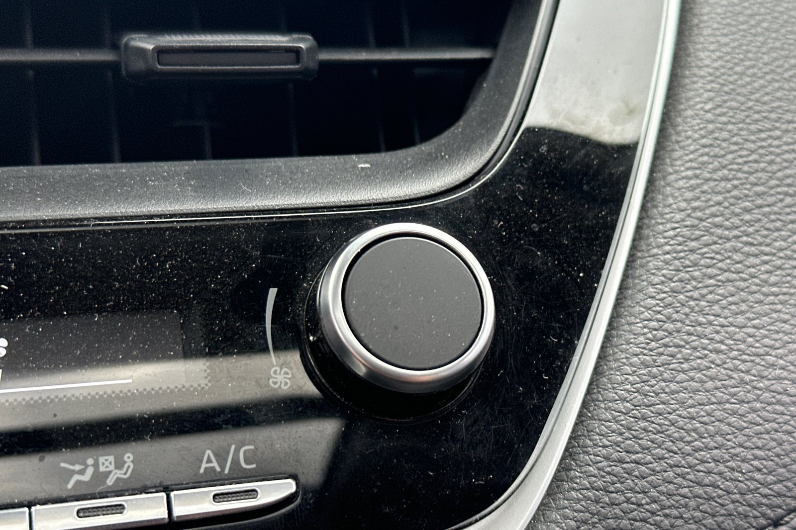 Used 2023 Toyota Corolla Cross LE w/ Moonroof Package FWD image 29