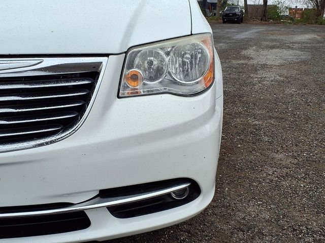 Used 2014 Chrysler Town & Country Touring image 30