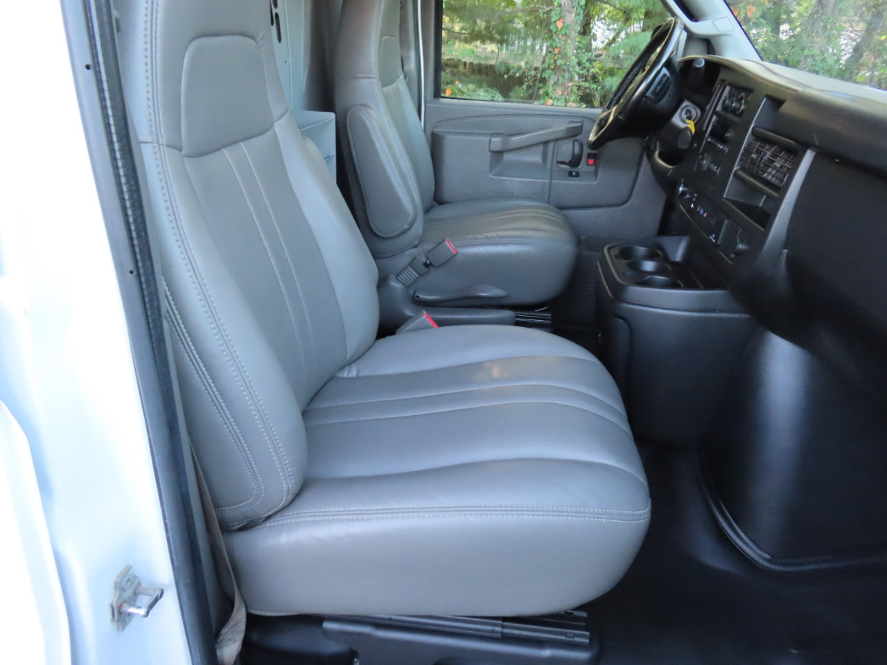 Used 2019 Chevrolet Express 3500 w/ Driver Convenience Package image 15